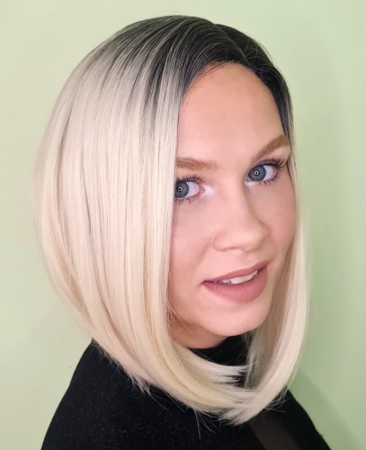 Peruka syntetyczna BERLIN 30cm platynowy blond z przedziałkiem z lewej strony
