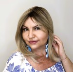 Peruka syntetyczna z grzywką ILANKA 30cm jasny blond z odrostem