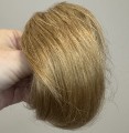 Doczepiany_kok_na_gumce_z_naturalnych_włosów_średni_chłodny_blond_3.jpg