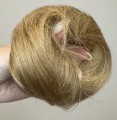 Doczepiany_kok_na_gumce_z_naturalnych_włosów_średni_chłodny_blond_2.jpg