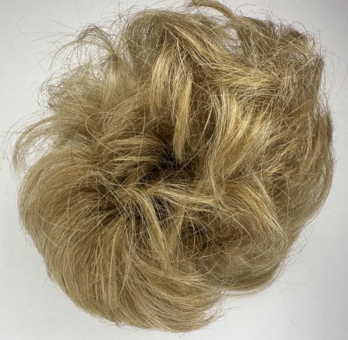Doczepiany kok z naturalnych włosów kolor średni blond, falowane włosy