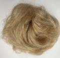 Doczepiany_kok_z_naturalnych_włosów_chłodny_blond_falowane_włosy_1.jpg