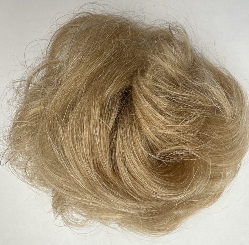 Doczepiany kok z naturalnych włosów kolor chłodny blond, falowane włosy