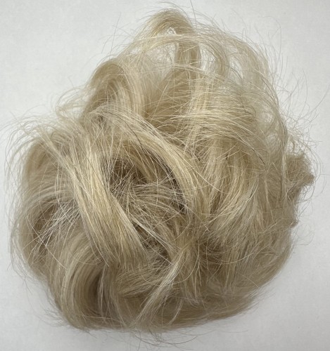 Doczepiany kok z naturalnych włosów kolor bardzo jasny chłodny blond, falowane włosy