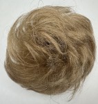 Doczepiany kok z naturalnych włosów kolor piaskowy blond, falowane włosy