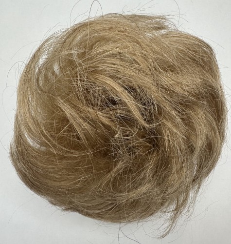 Doczepiany kok z naturalnych włosów kolor piaskowy blond, falowane włosy