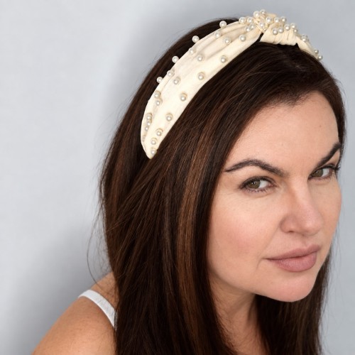 Opaska do włosów z perłami turban kremowa